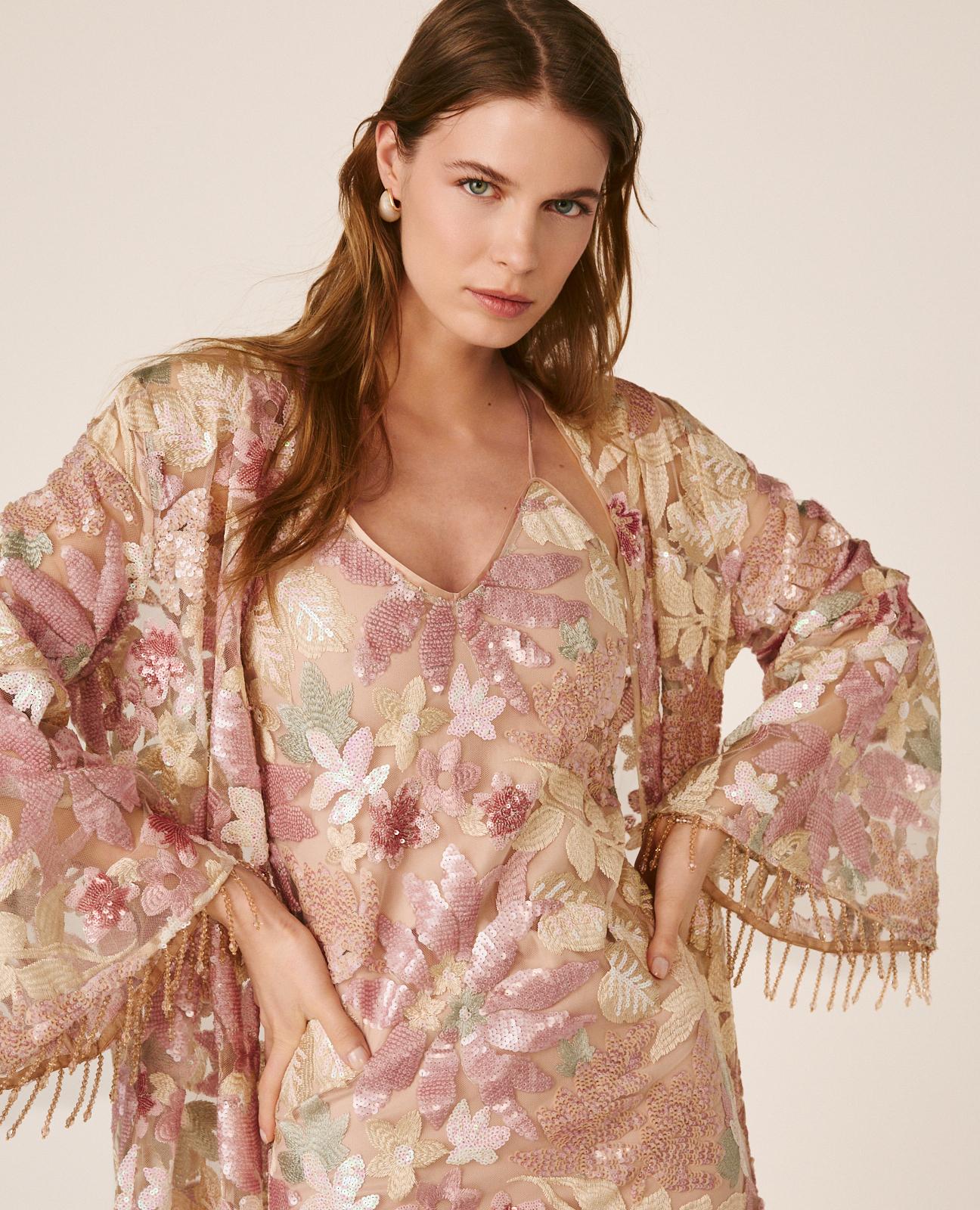 alma-en-pena-floral-caftan-pailletten-caftan-rosa-mit-blumendruck image 3