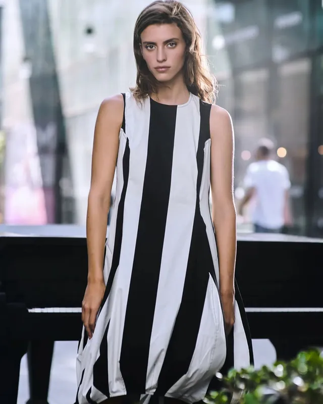 alembika-urban-arden-wonderful-kleid-schwarz-wei-rmellos image 1