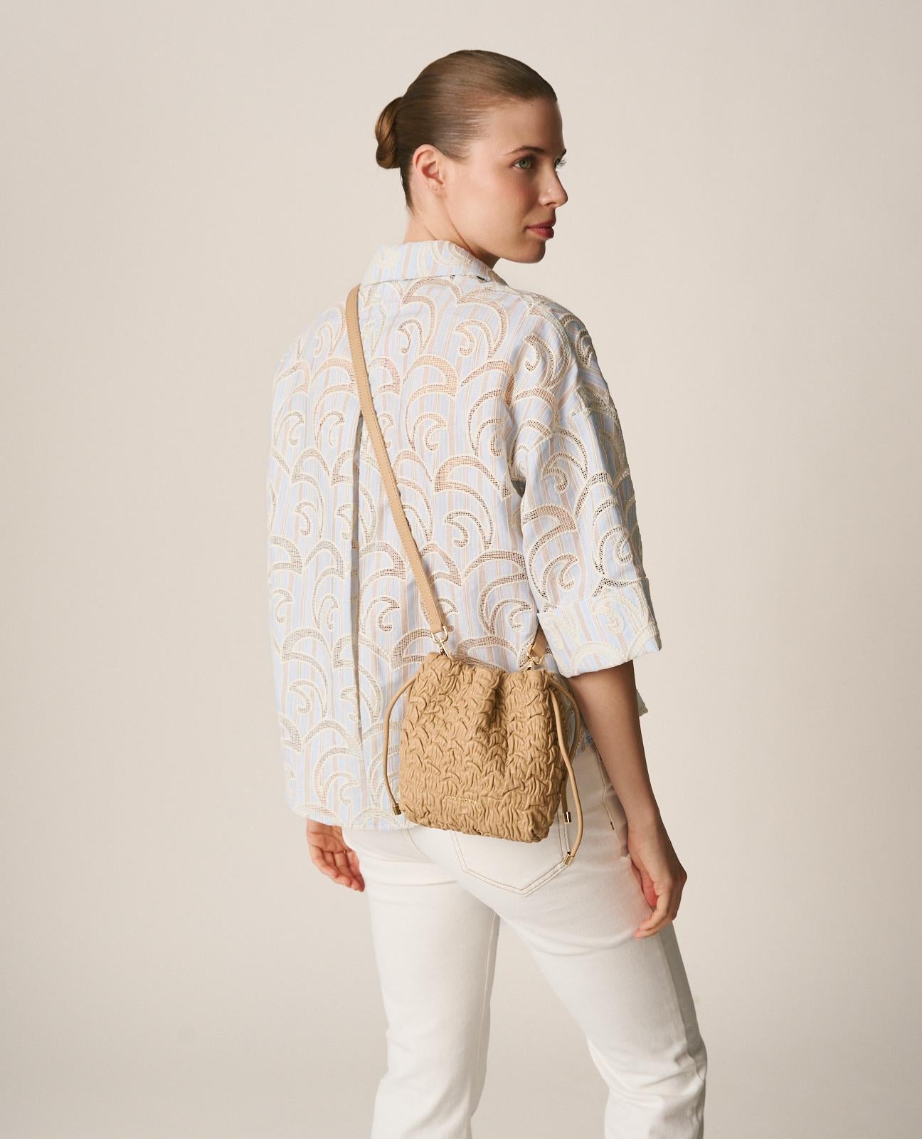 alma-en-pena-beuteltasche-leder-sand-mit-kettenriemen image 6
