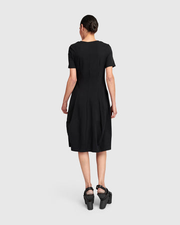 alembika-urban-staple-kurzarm-kleid-schwarz-cocoon image 5