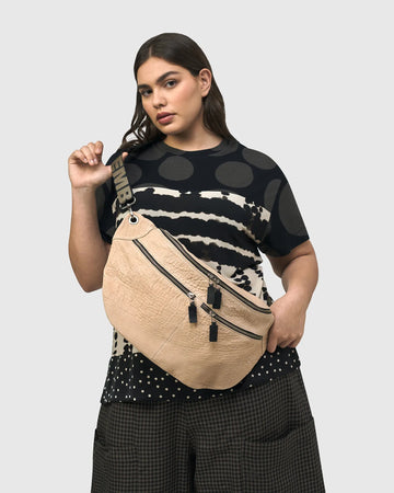alembika-on-the-go-large-sling-bag-nude-ledertasche-umh-ngetasche image 2