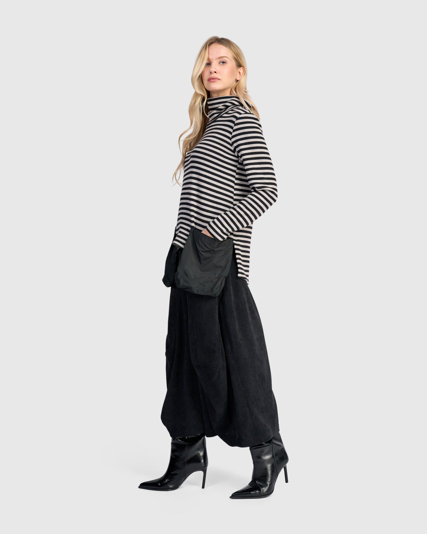 alembika-urban-vik-pockets-turtleneck-schwarz-cloud-streifen image 7