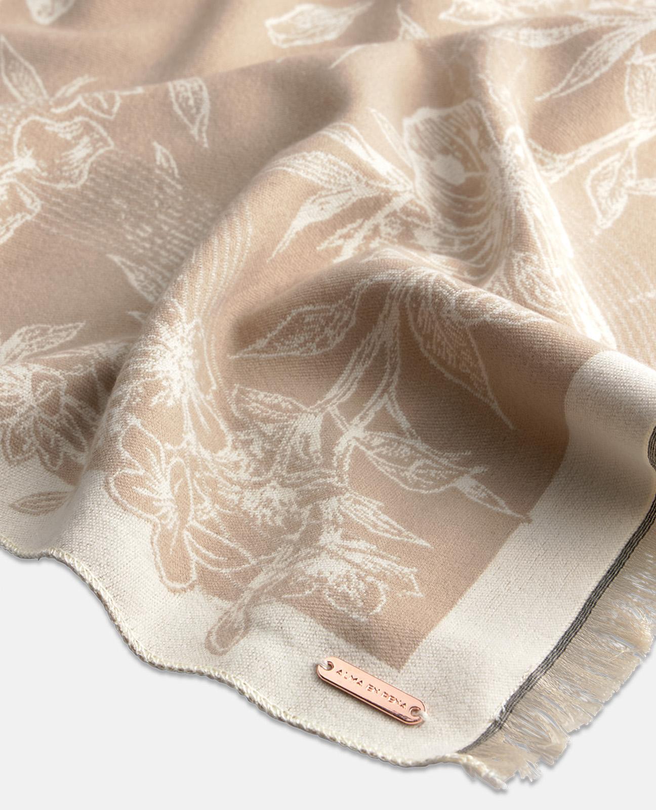 alma-en-pena-wendeschal-mit-blumenmuster-und-fransensaum-in-beige image 4