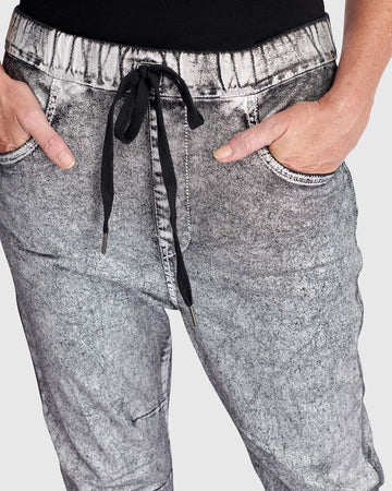 alembika-ap623s-metallic-boyfriend-jogger-jeans-silber image 5
