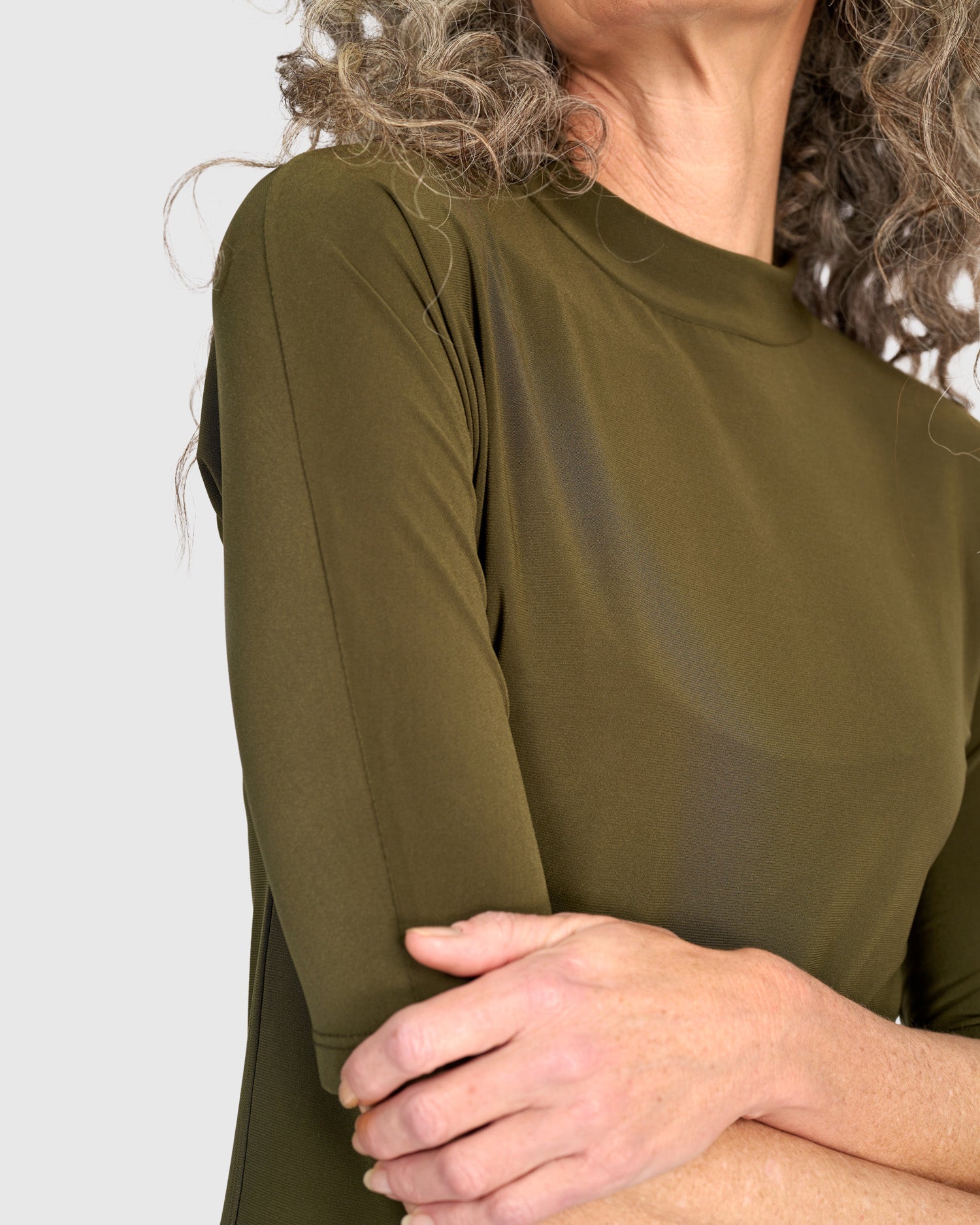 alembika-essential-slinky-mockneck-tee-khaki-damen-shirt image 3