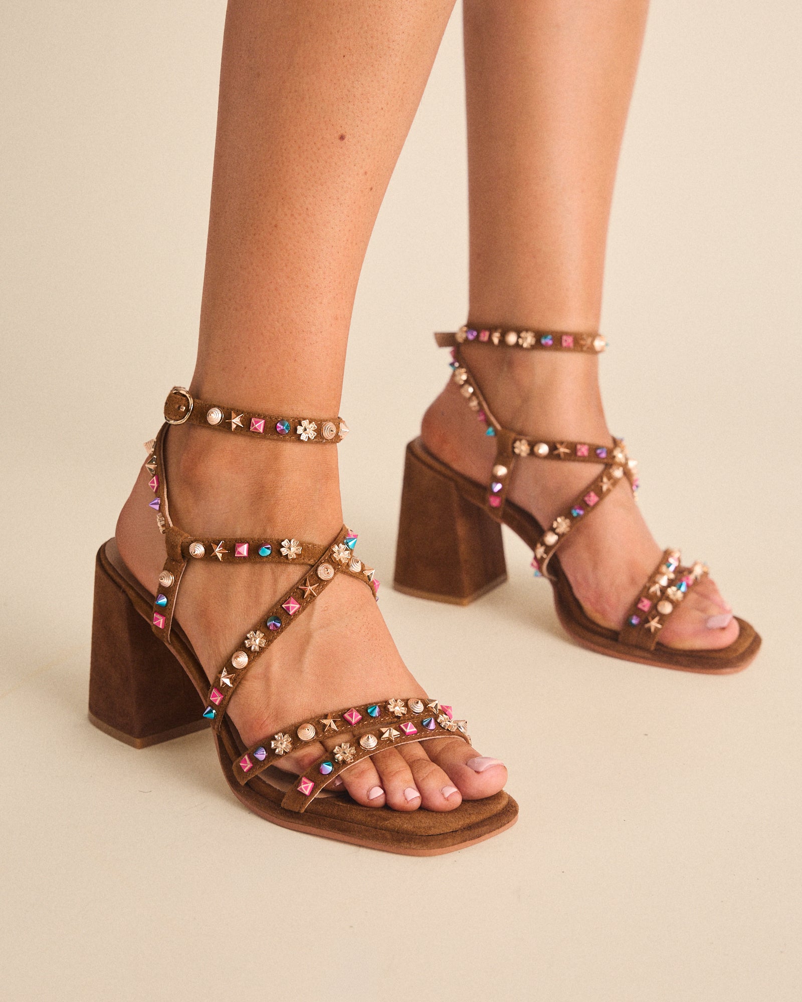 alma-en-pena-colorful-studded-sandals-blockabsatz-sandale-9-cm image 1