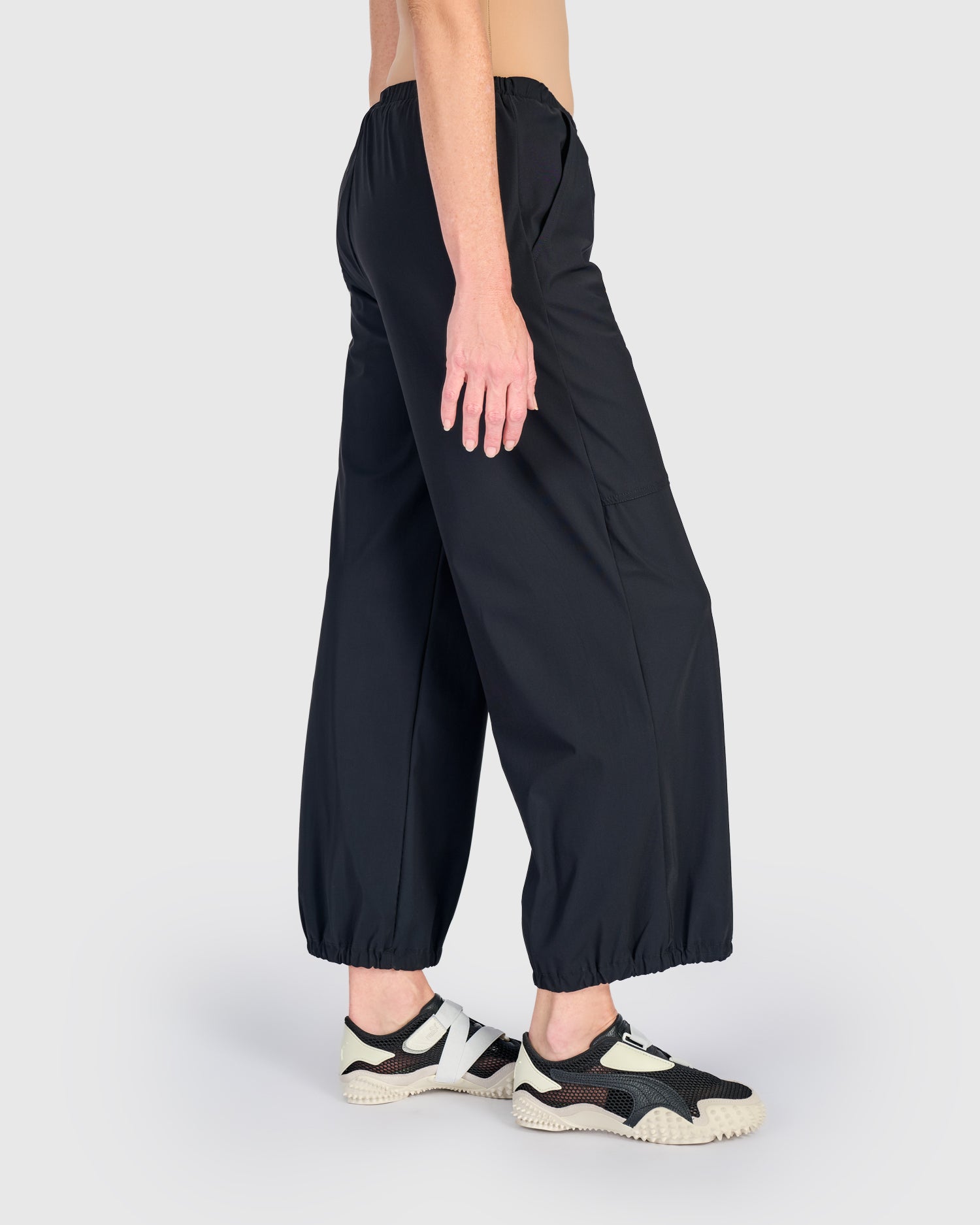 alembika-tekbika-axis-lantern-pants-black-graphic image 6
