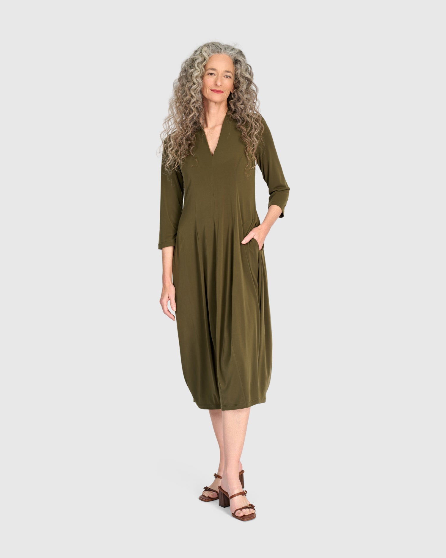 alembika-essential-slinky-cocoon-dress-khaki-kleid image 2
