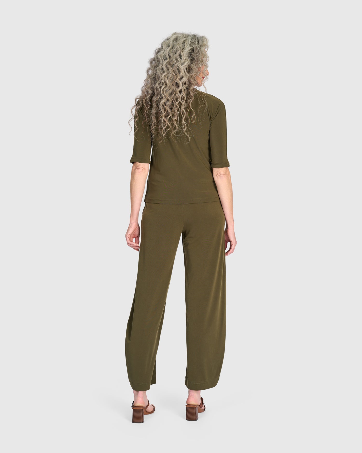 alembika-essential-slinky-mockneck-tee-khaki-damen-shirt image 5