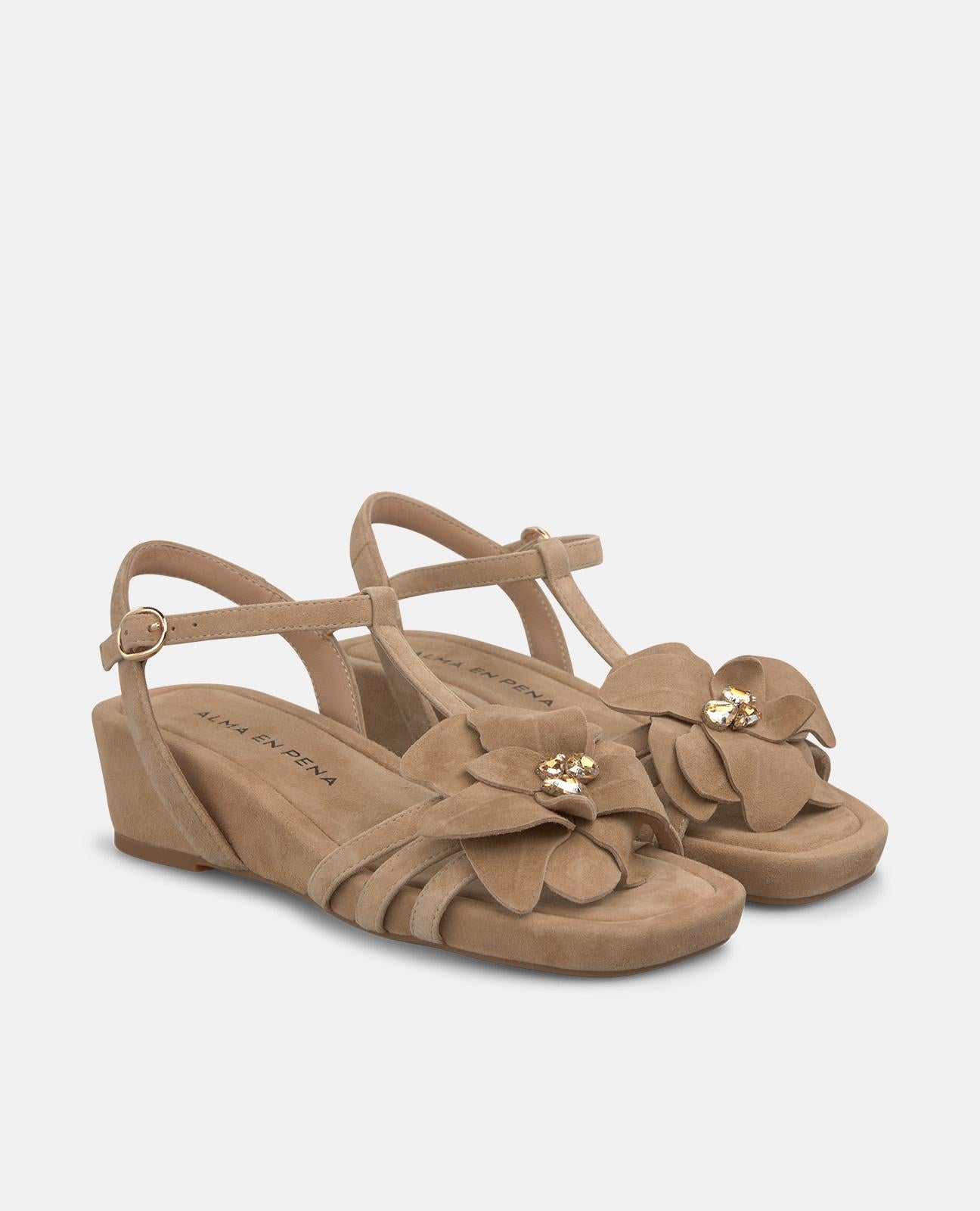 alma-en-pena-keilsandalen-mit-blumen-detail-sandfarbene-wedges-mit-plateau image 2