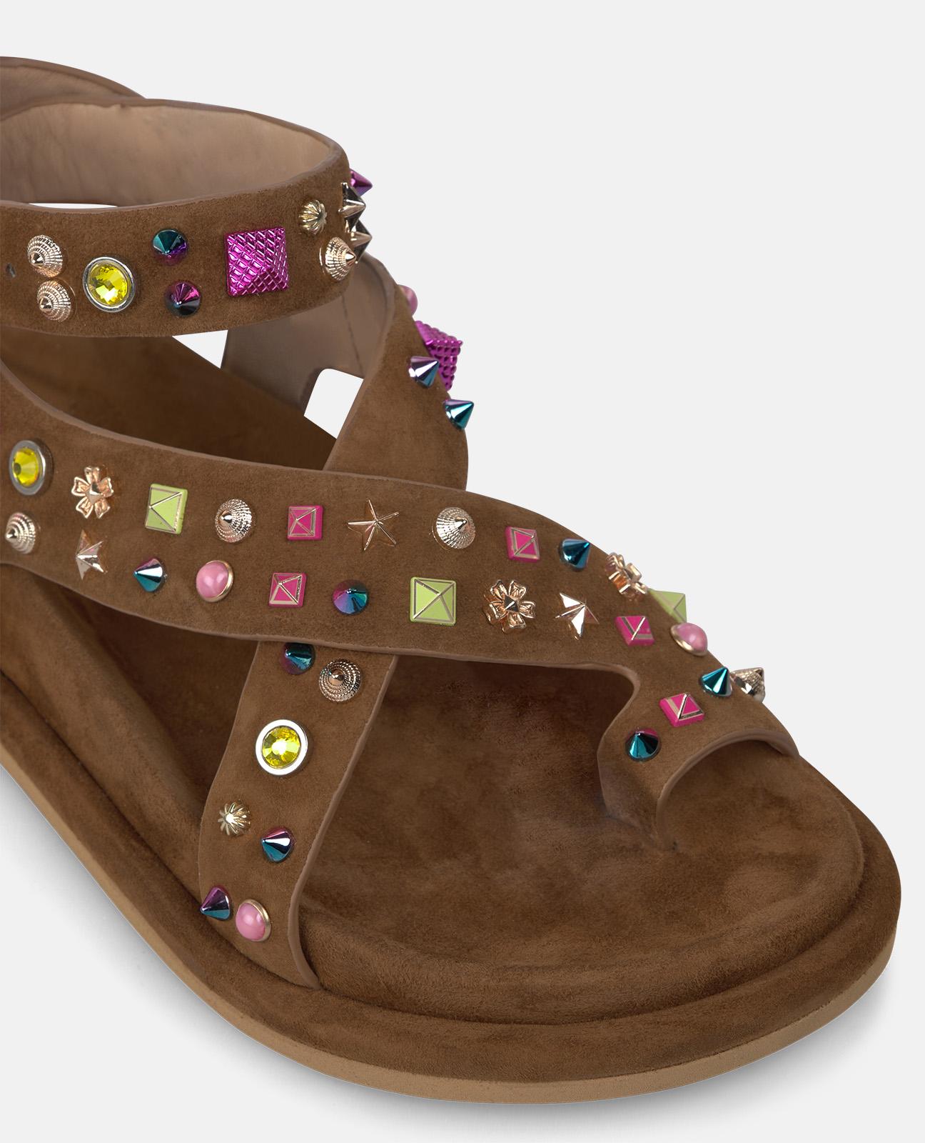 alma-en-pena-flache-sandalen-caramelo-mit-nieten-und-zehenschlaufe image 4