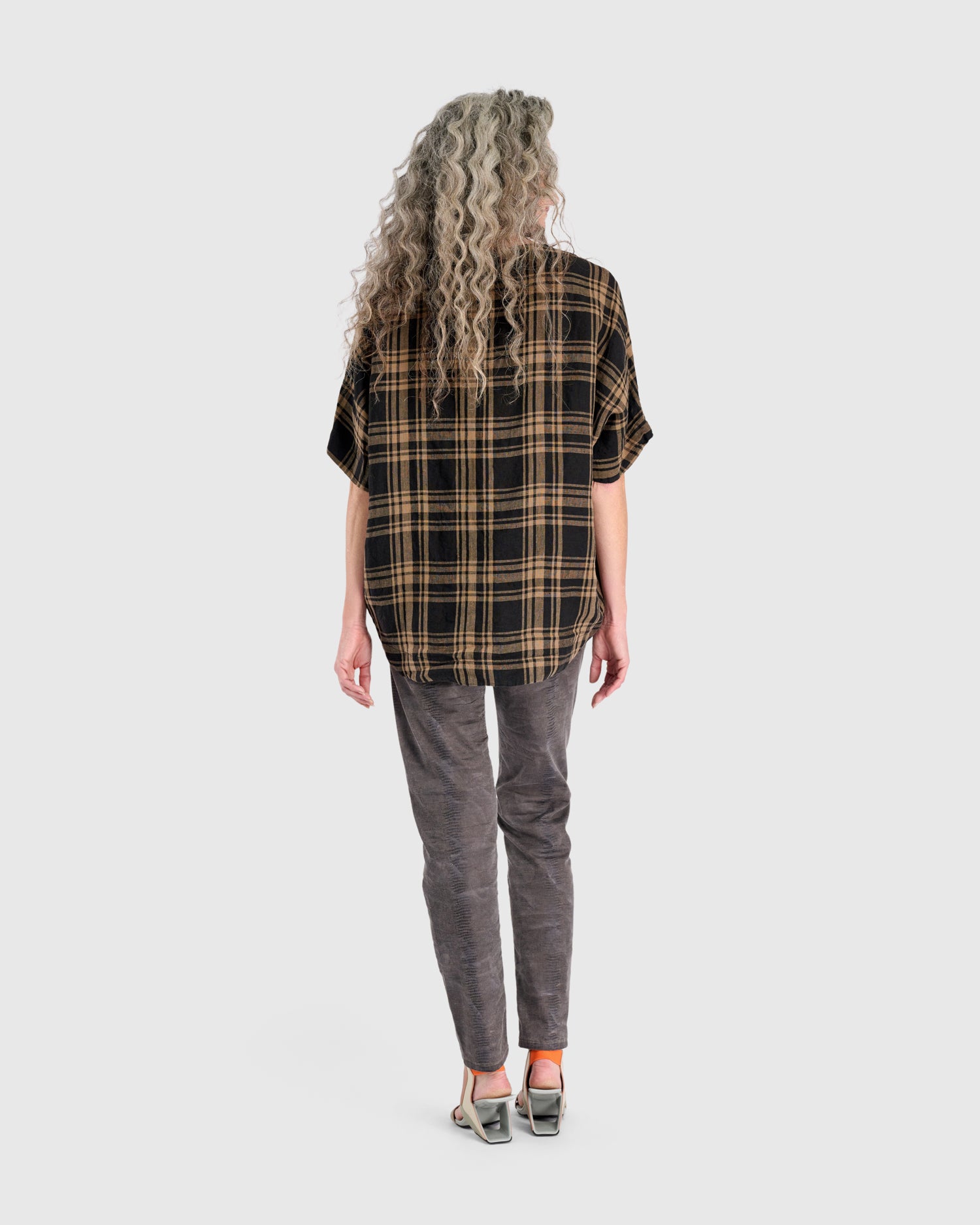 alembika-tawny-pullover-top-sepia-schwarz-leinen-top-mit-tasche image 5
