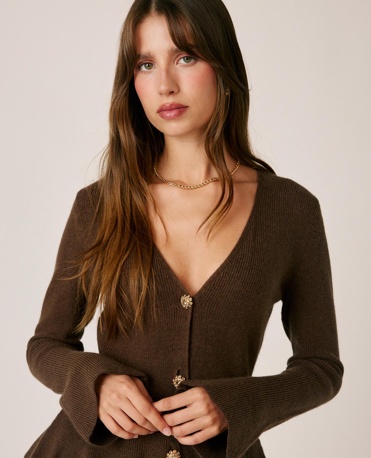 alma-en-pena-v-ausschnitt-strick-cardigan-braun-mit-schmuckkn-pfen image 4