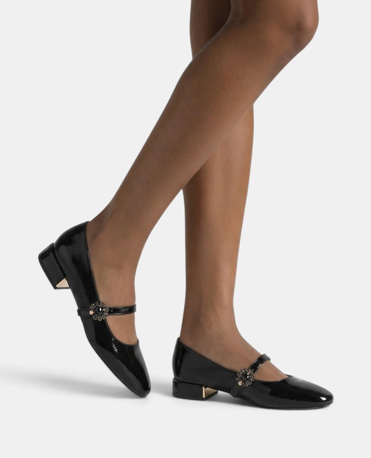 alma-en-pena-patent-leather-flats-schwarz-mit-blumenschnalle-und-3-cm-absatz image 5