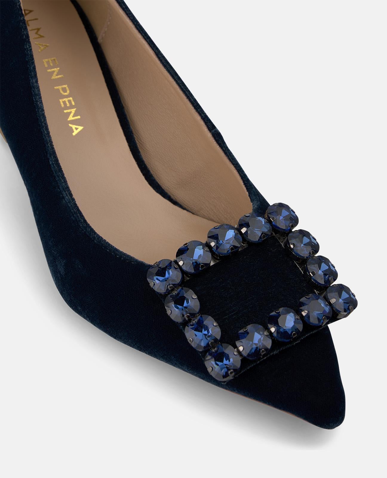 alma-en-pena-samt-pumps-blau-schmuck-schnalle-6-cm-trichterabsatz image 4