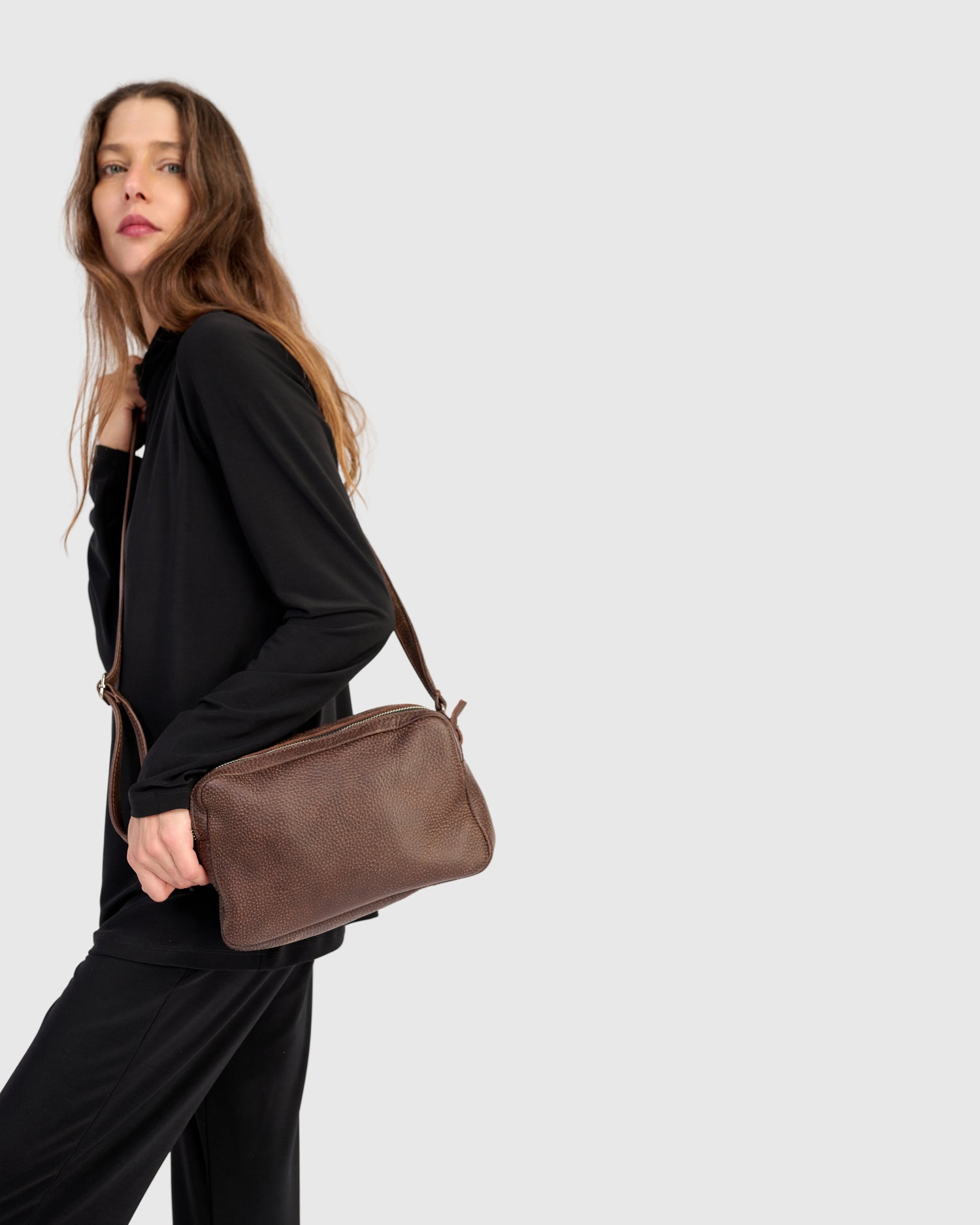 alembika-twin-zip-box-bag-chocolate-leder-crossbody image 1