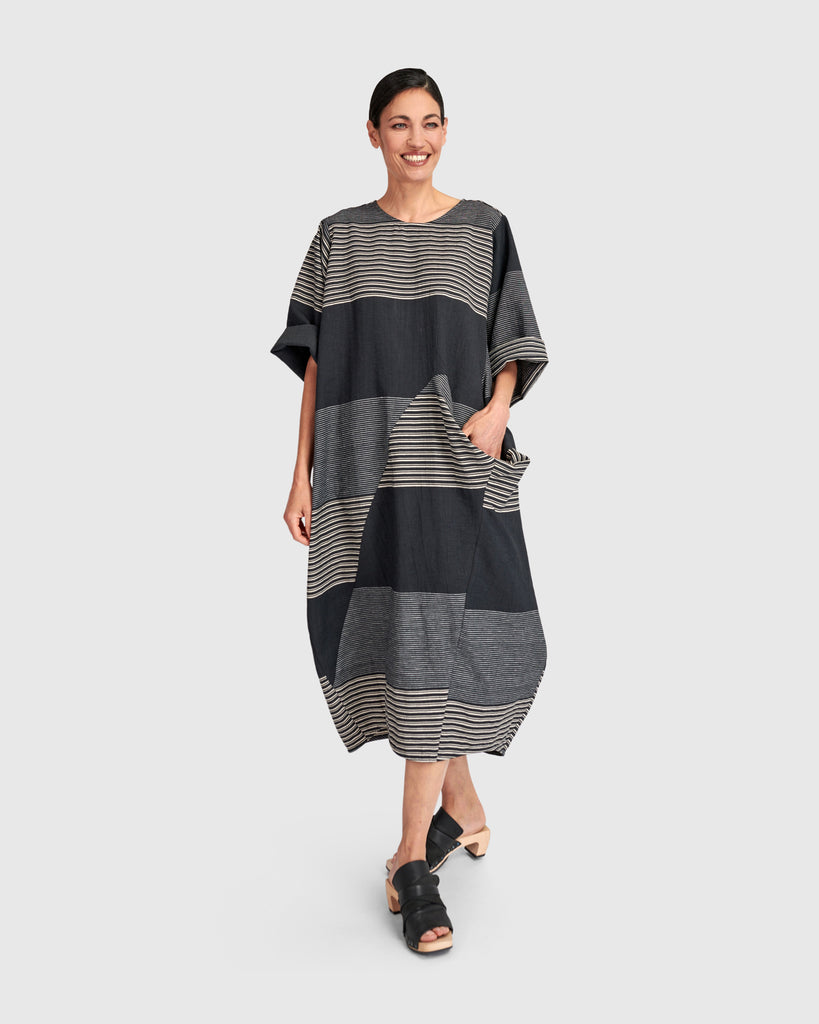 alembika-urban-unfurl-taschen-kleid-slate-stripes image 1