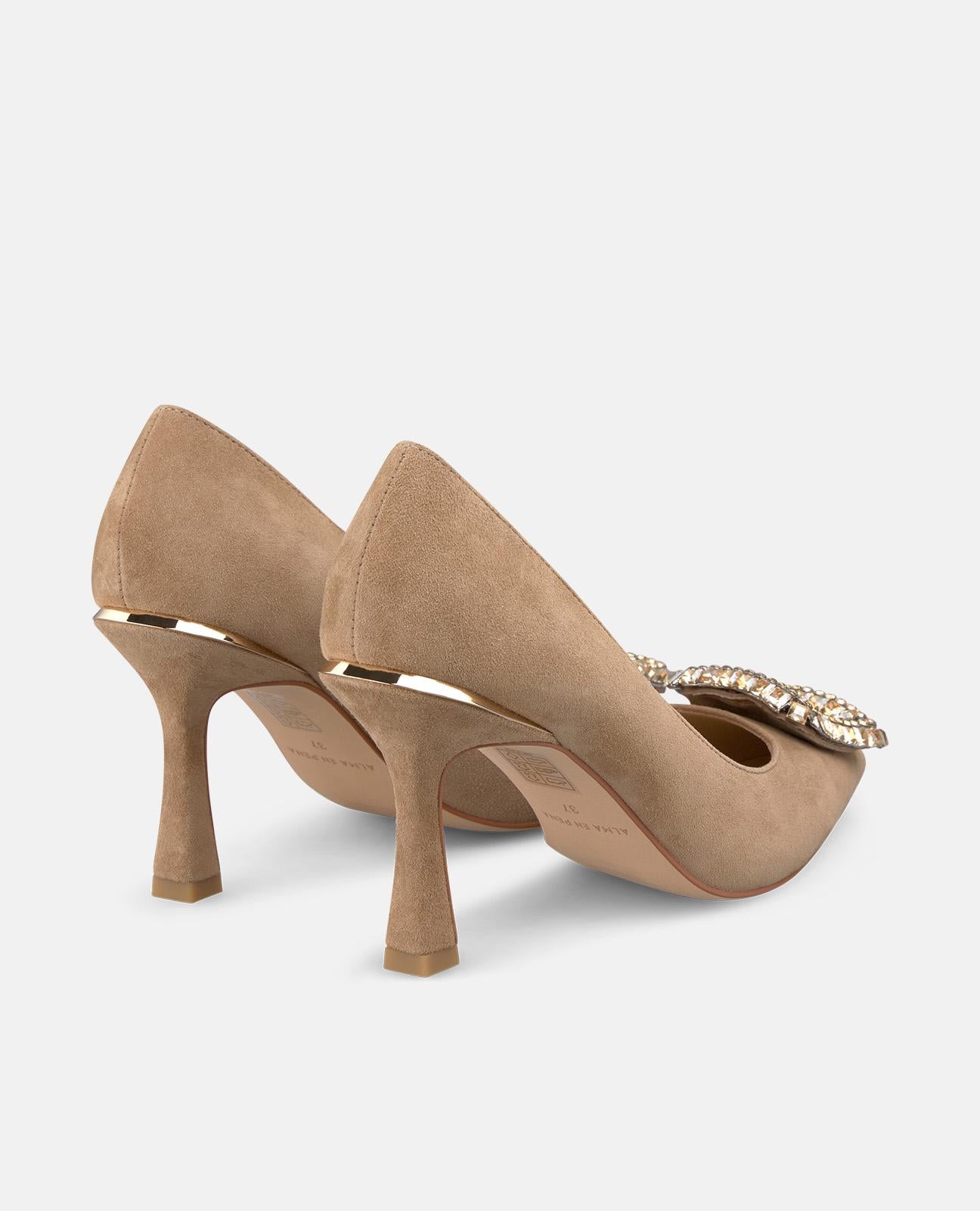 alma-en-pena-high-heel-brooch-shoe-pumps-camel-spitz-mit-broschen-spange-9-cm image 3