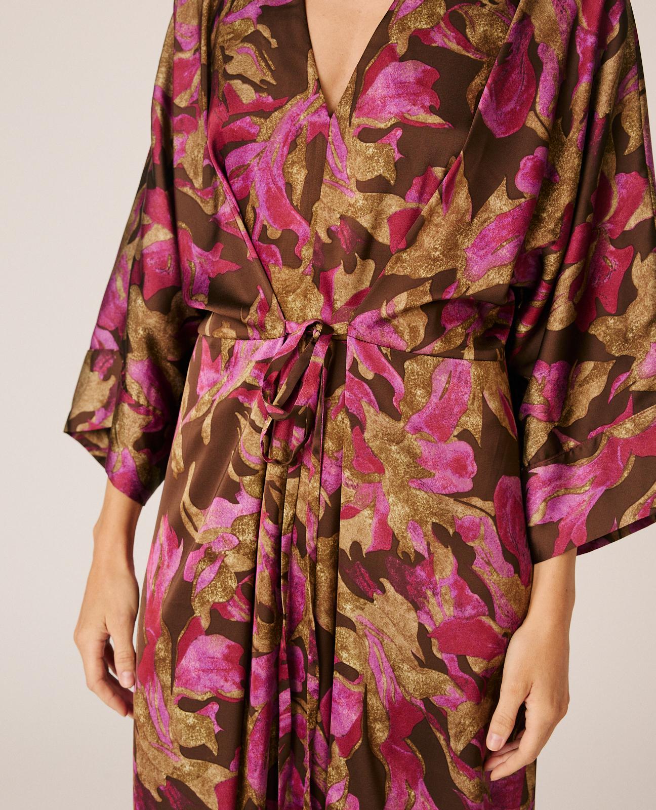alma-en-pena-satin-midikleid-floral-rosa-kimono image 4
