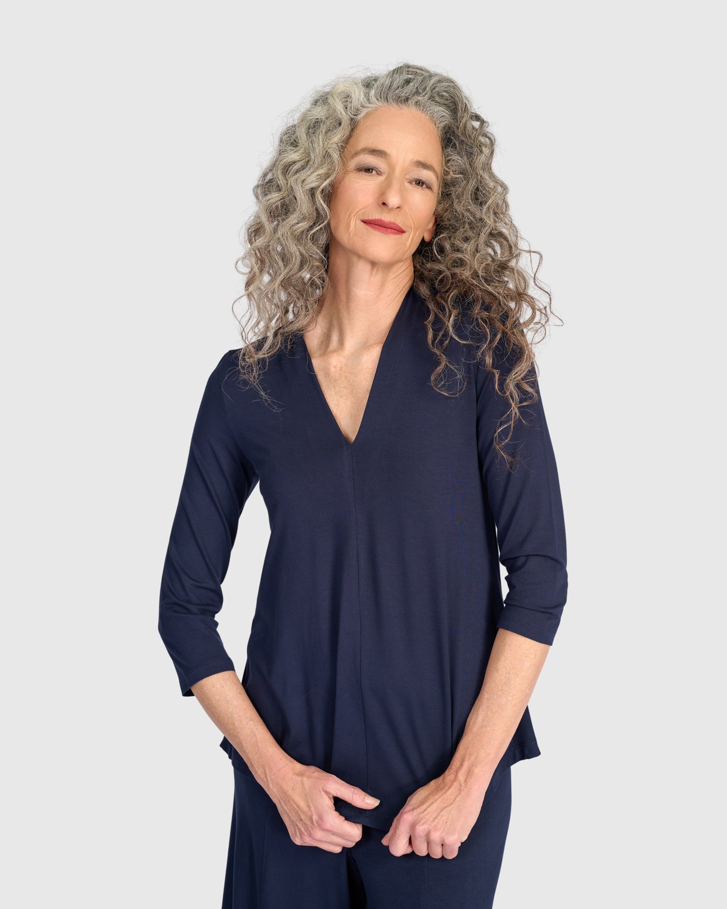 alembika-essential-v-neck-top-damen-navy image 2