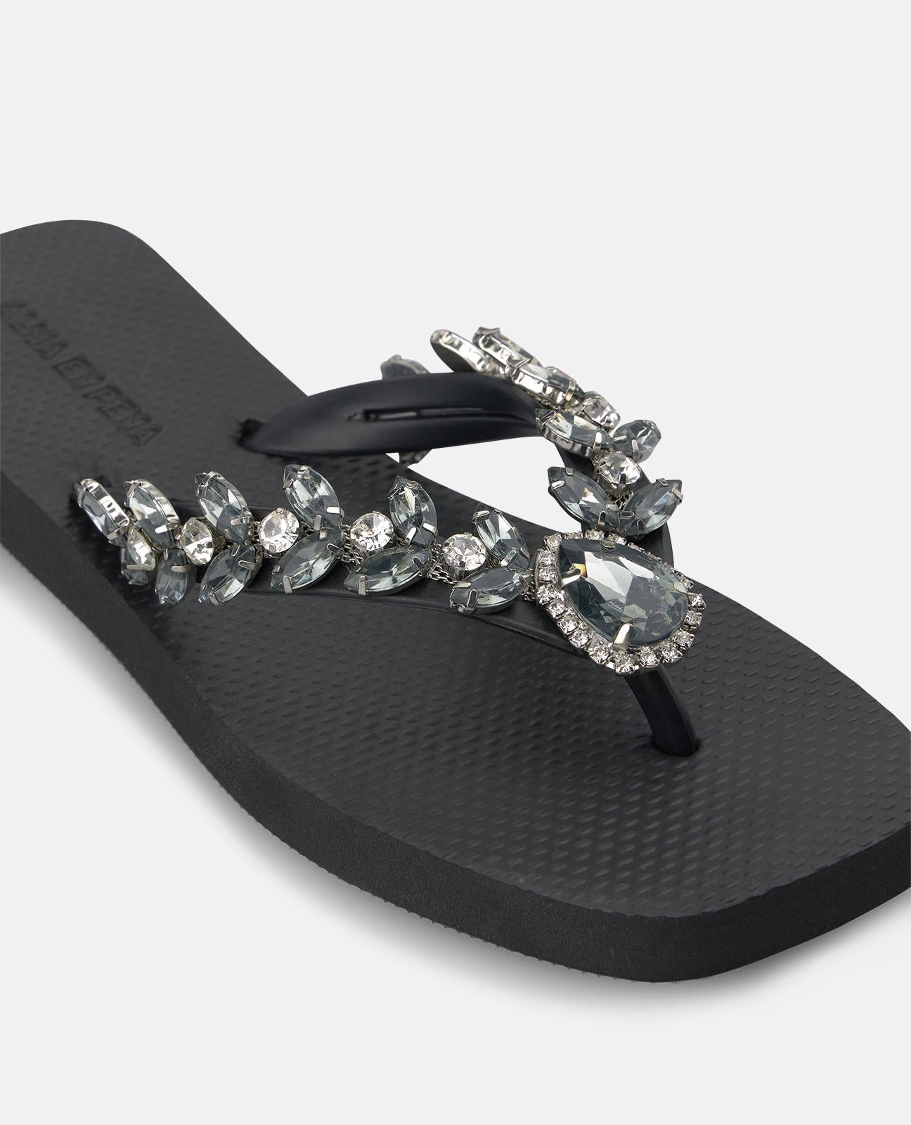 alma-en-pena-t-strap-beach-sandal-damen-flip-flops-schwarz-mit-metall-deko image 4