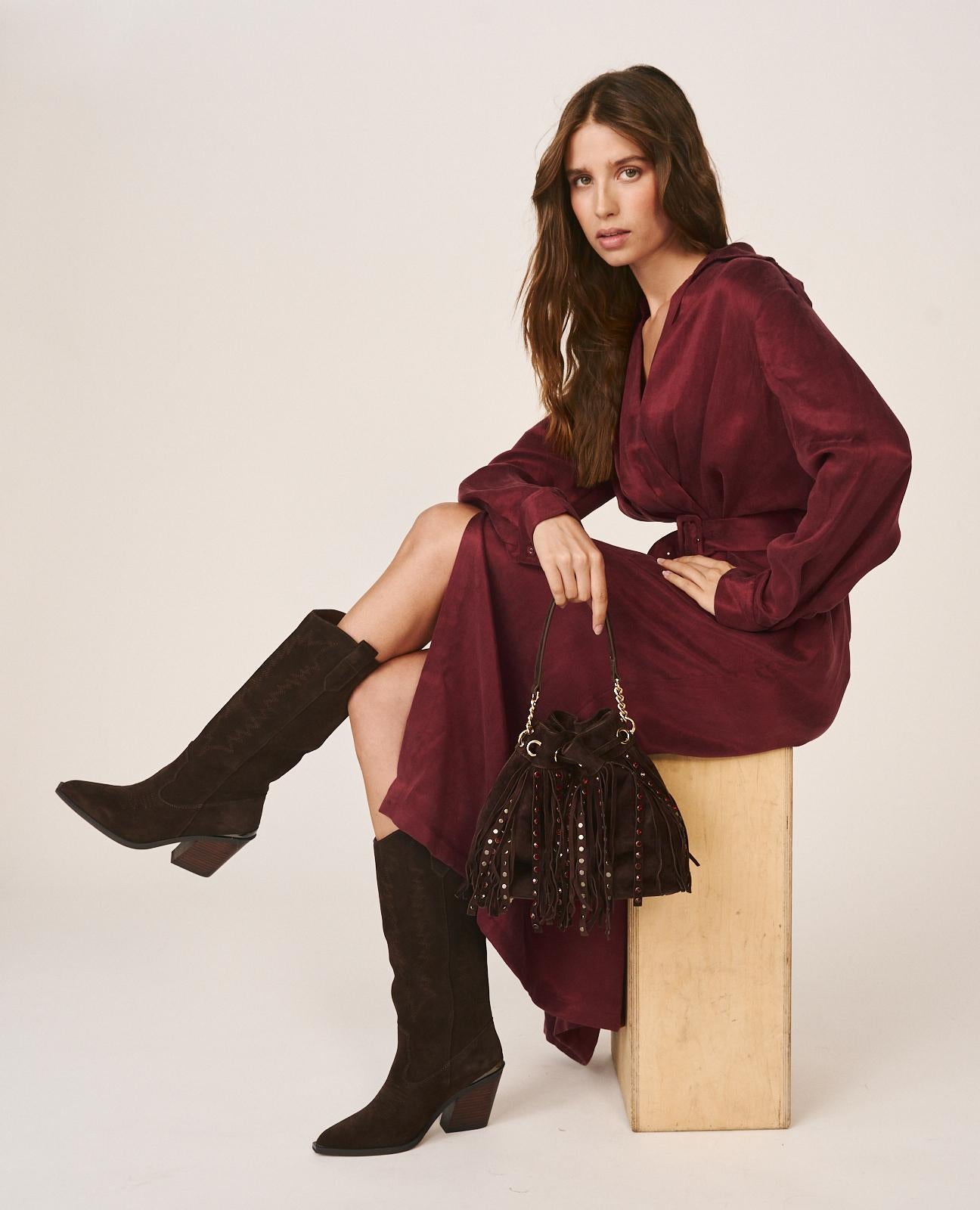alma-en-pena-suede-candy-clutch-braun-mit-metalldetails image 2