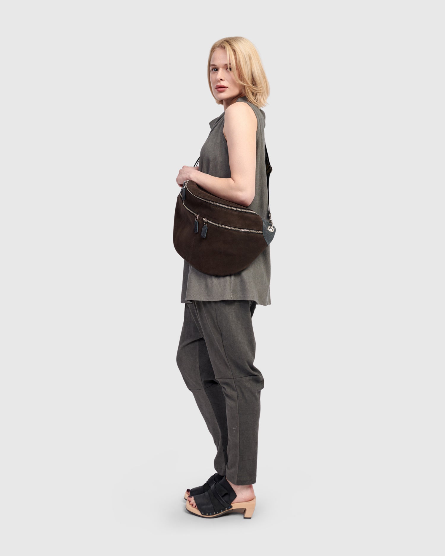 alembika-on-the-go-gro-e-sling-bag-umber image 4
