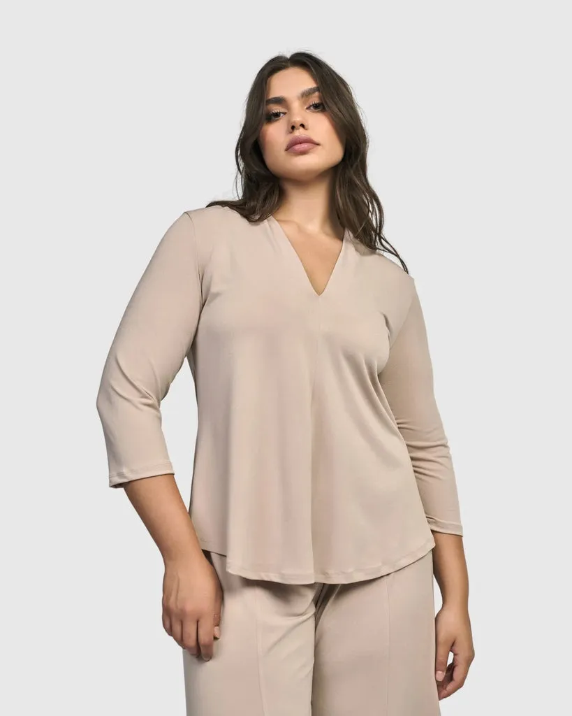 alembika-essential-v-neck-top-champagne-figurumspielendes-basis-shirt image 1