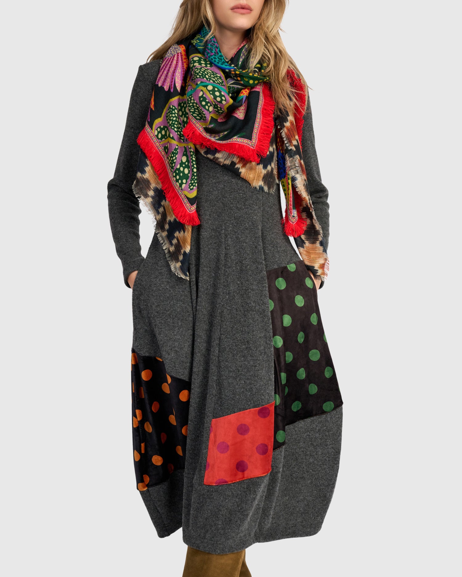 alembika-moxie-cocoon-kleid-carbon-dots image 8