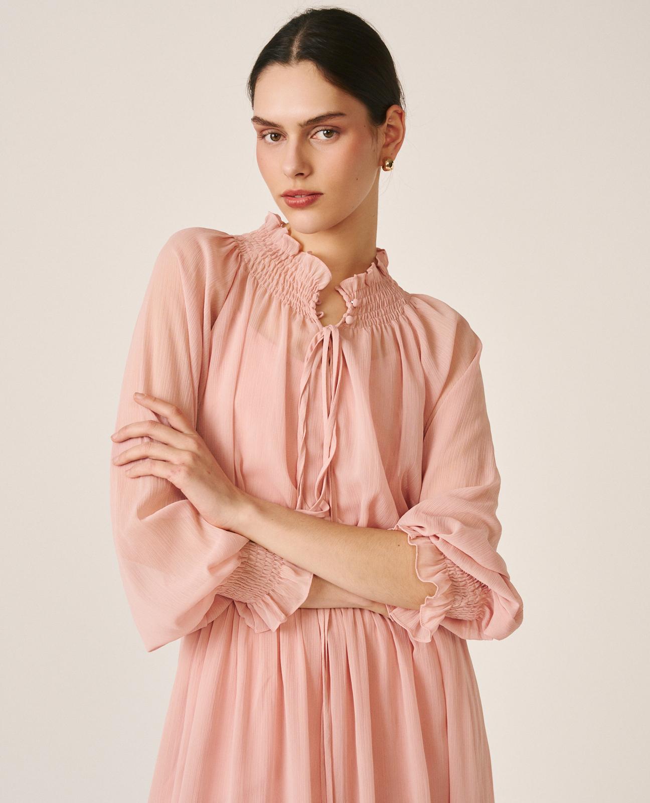 alma-en-pena-midi-kleid-mit-r-schen-ausschnitt-und-puff-rmeln-rosa image 5