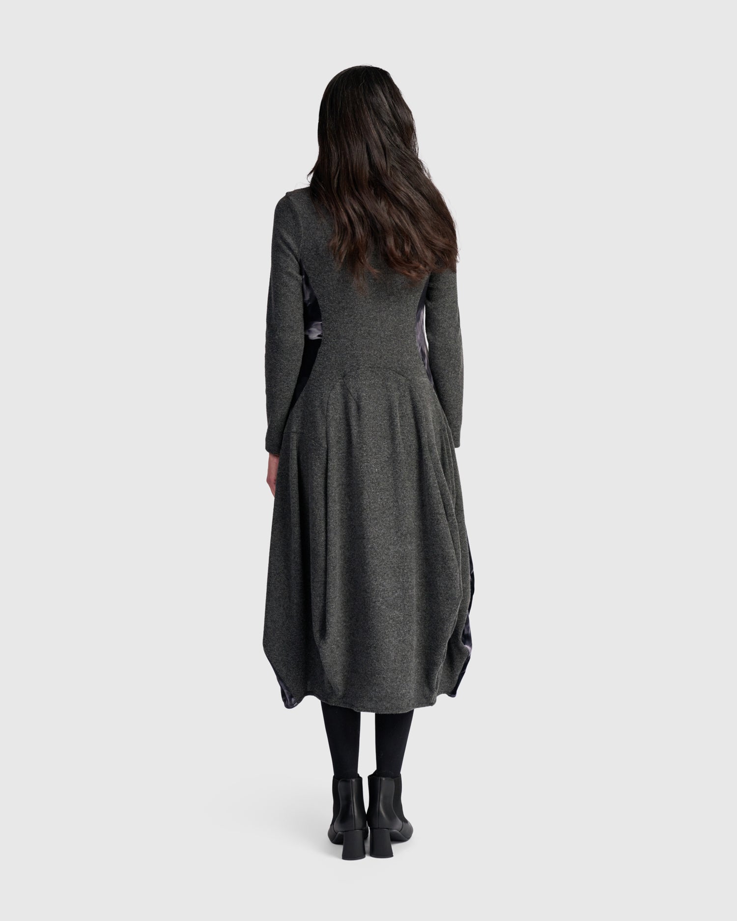 alembika-orris-cocoon-kleid-carbon image 4
