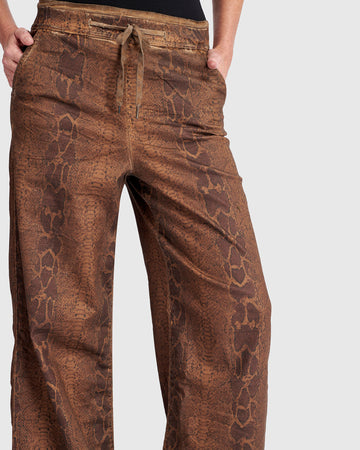 alembika-python-wide-leg-stretch-jeans-boa image 4
