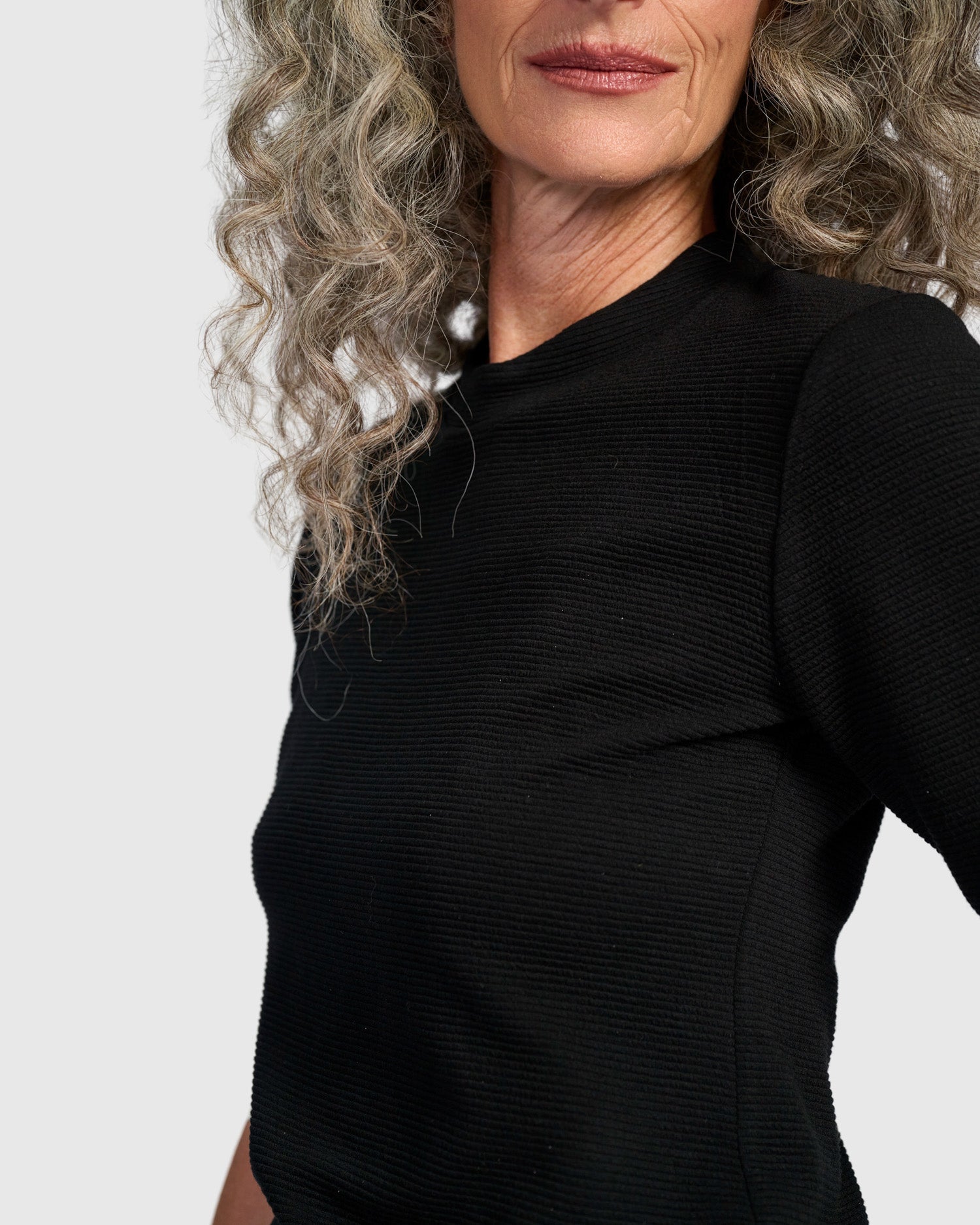 alembika-ribbed-mockneck-tee-schwarz image 2