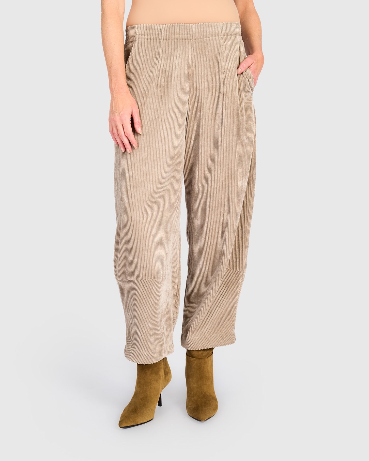 alembika-cord-lantern-pants-sand-ap701s-cordhose image 3
