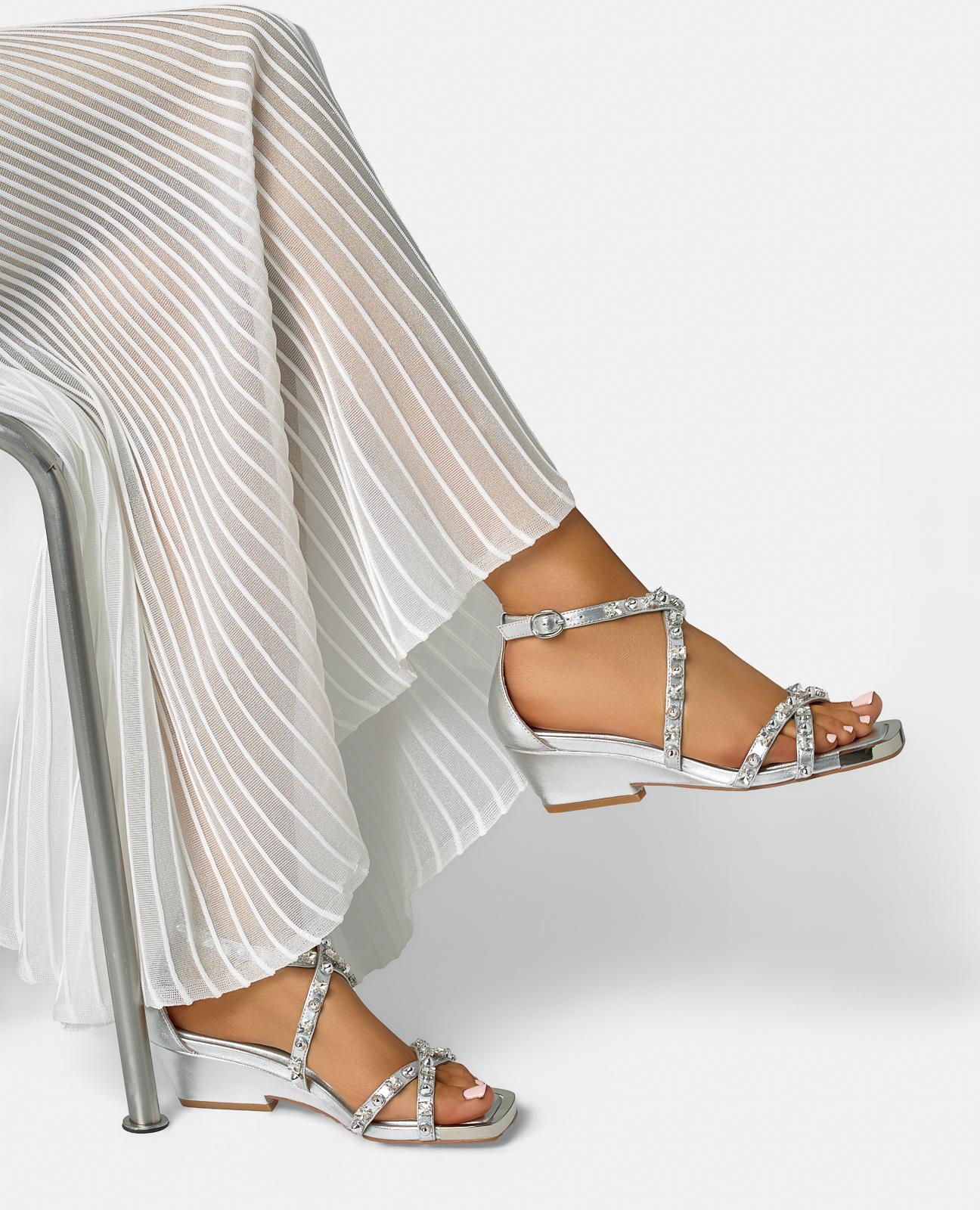alma-en-pena-riemchen-sandalen-mit-strass-kn-chelschnalle-blockabsatz-6-cm-silbe image 5