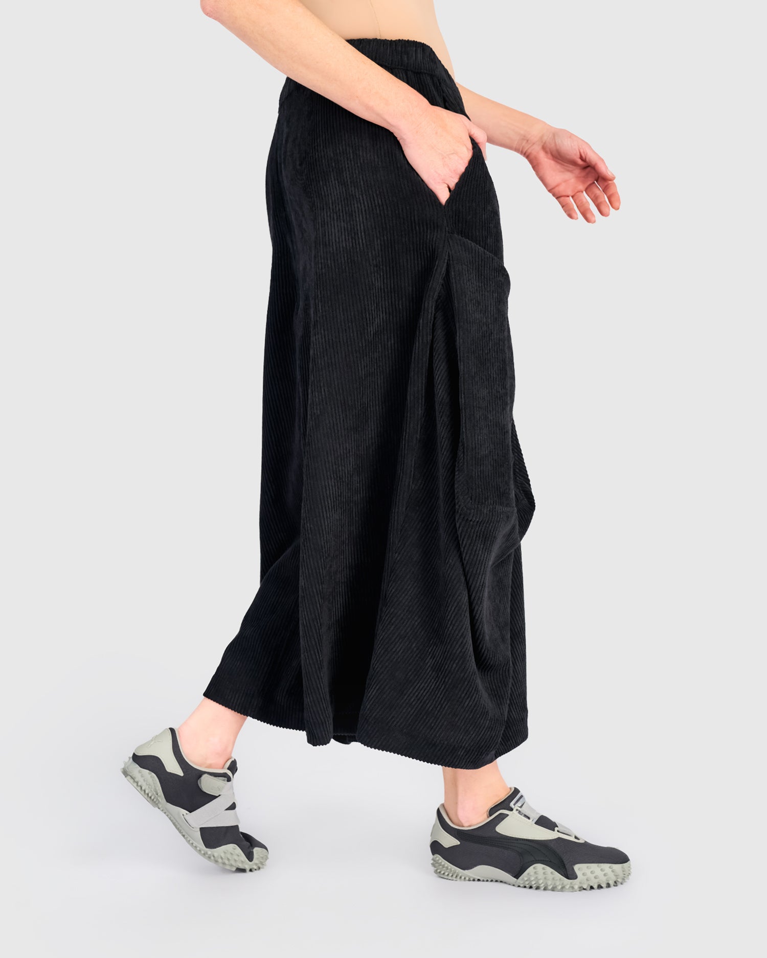 alembika-cord-harem-pockets-hose-schwarz-culotte image 3