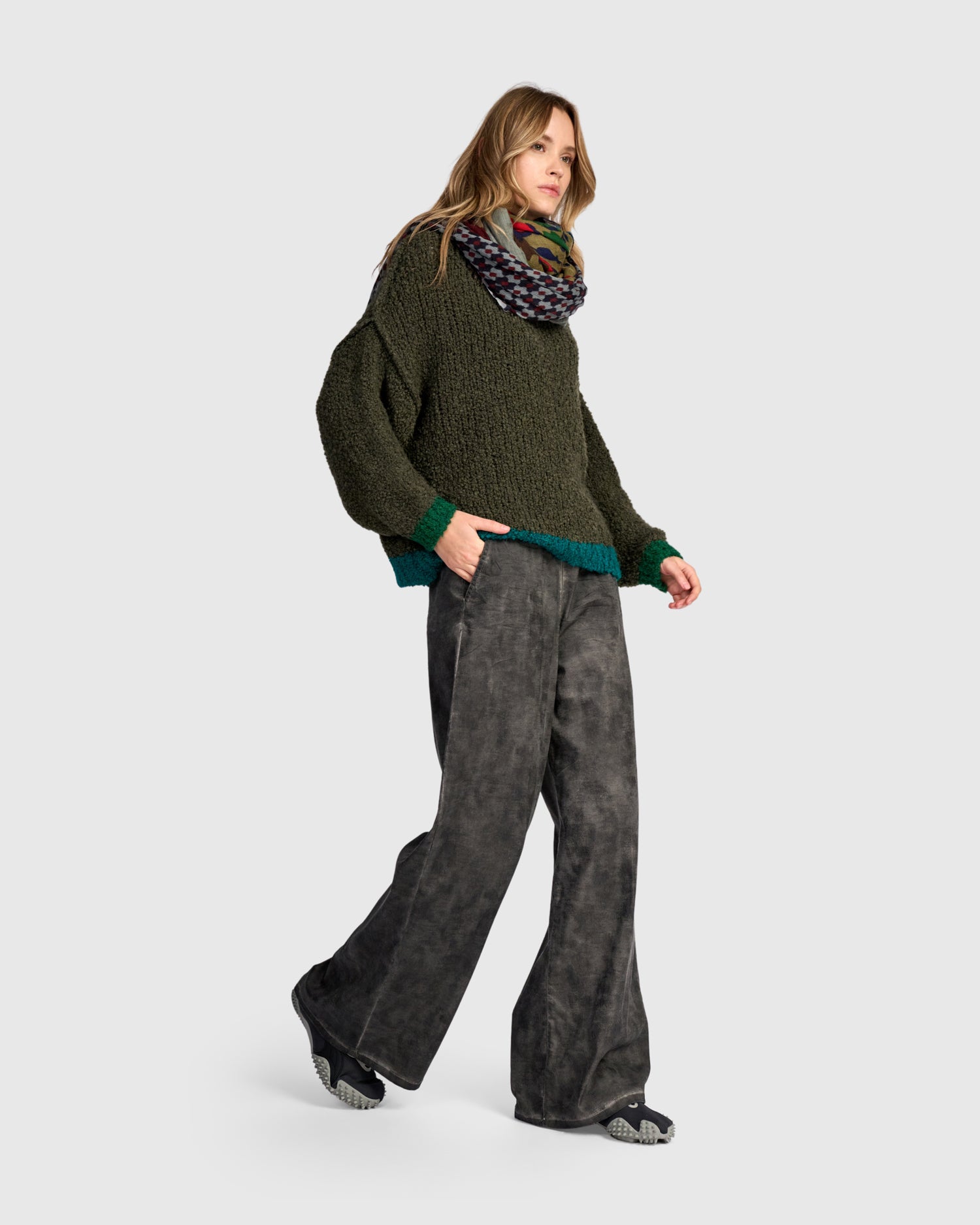 alembika-riff-boucle-pullover-pine image 7