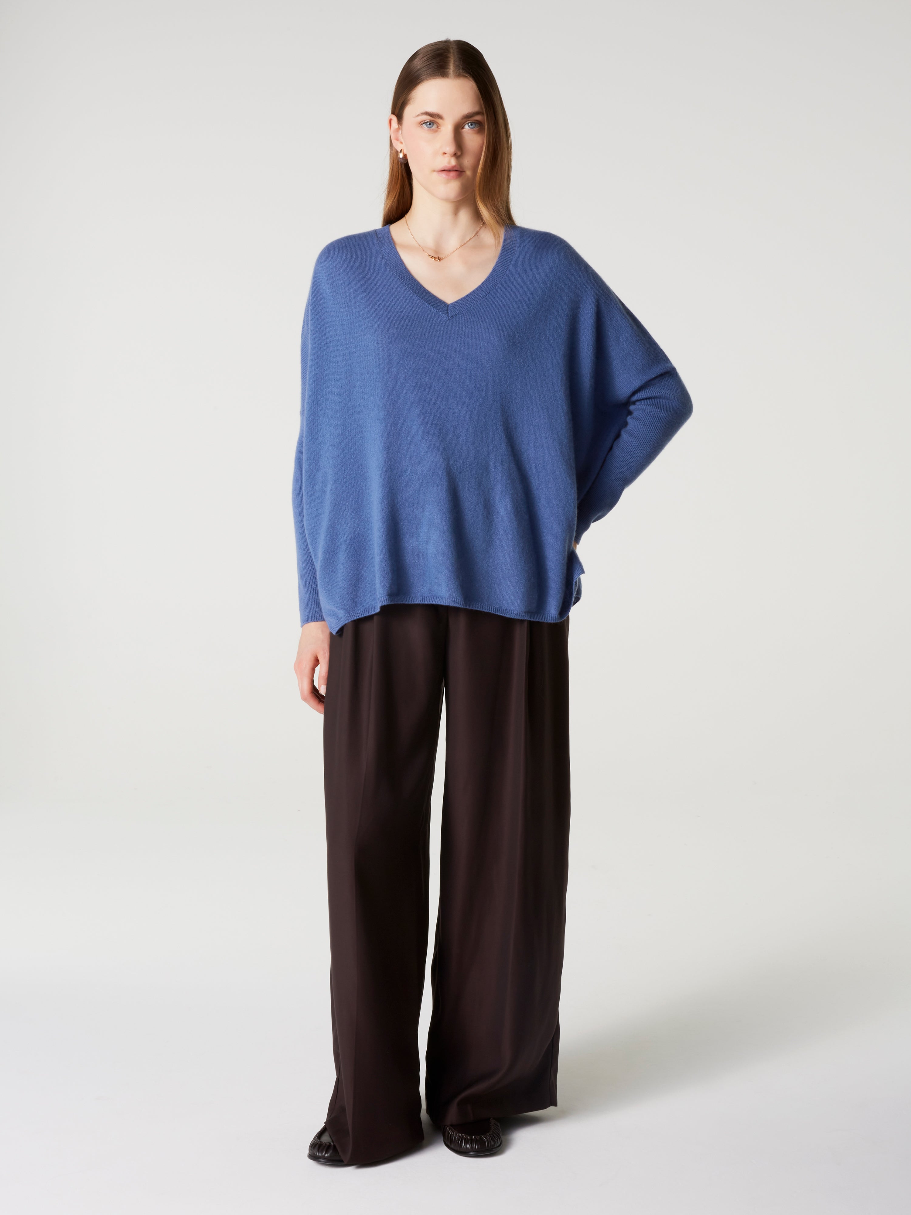 absolut-chloe-poncho-pullover-damen-v-ausschnitt-100-kaschmir-blau-beige image 3