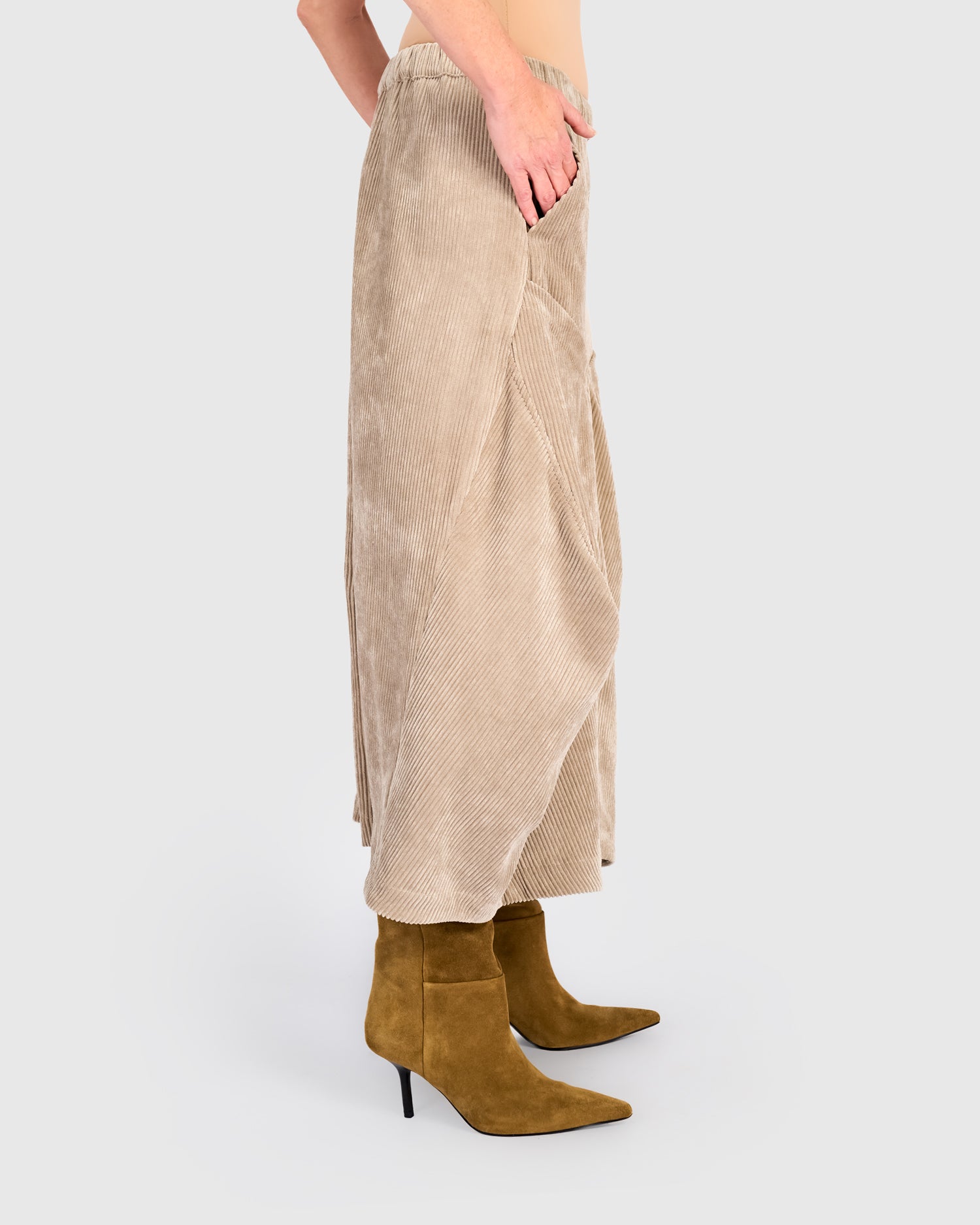 alembika-cord-harem-pockets-pants-sand image 4