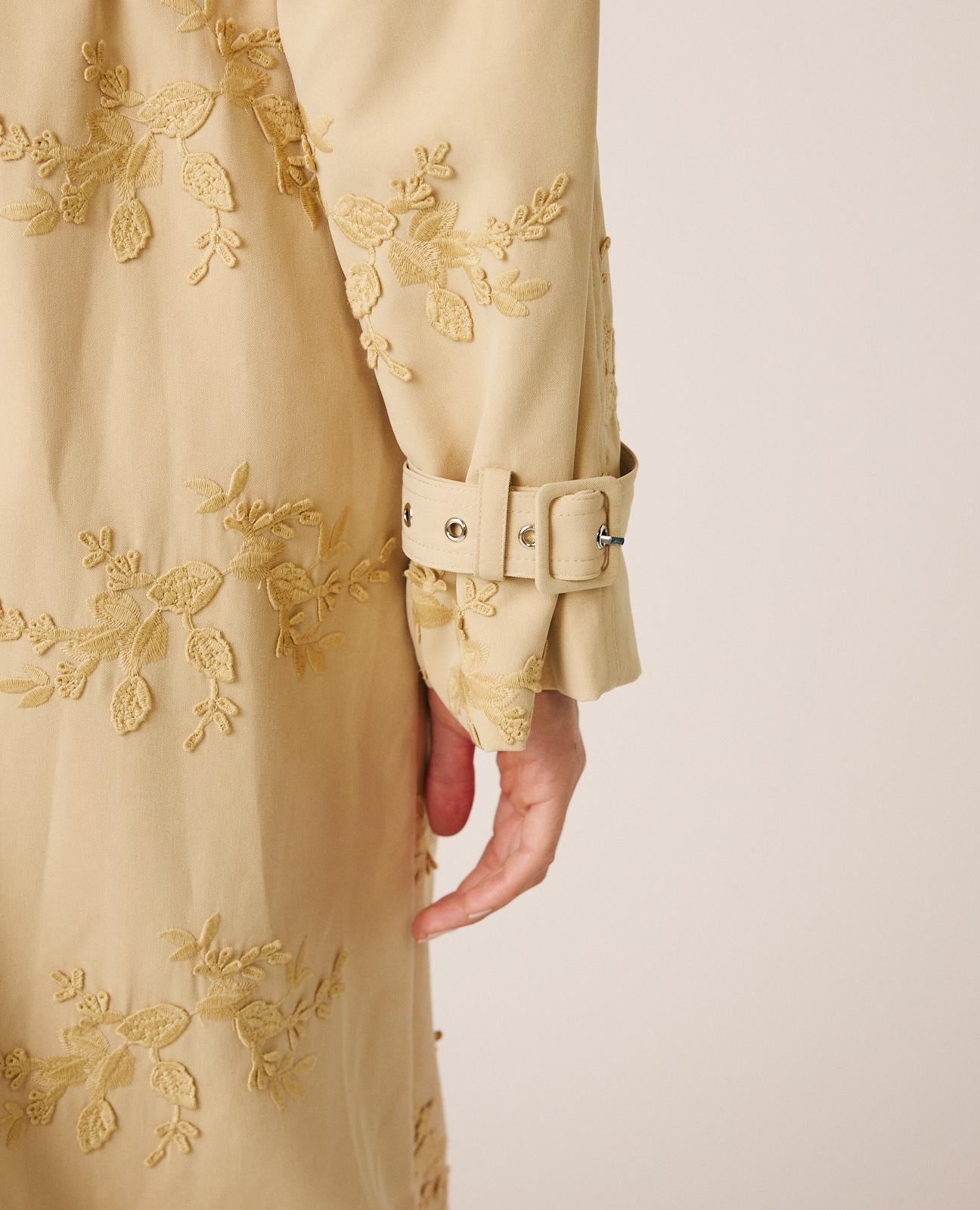 alma-en-pena-trenchcoat-beige-3-4-l-nge-mit-blumenstickerei-und-g-rtel image 6