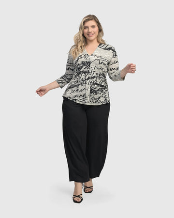 alembika-flirty-signature-v-neck-top-damen-script-muster image 2