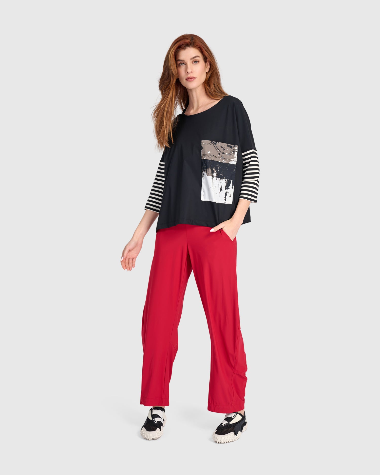 alembika-tekbika-mode-boxy-top-schwarz-graphic image 2