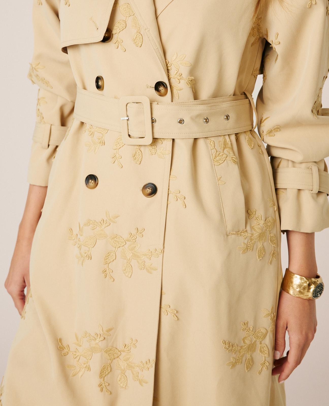 alma-en-pena-trenchcoat-beige-3-4-l-nge-mit-blumenstickerei-und-g-rtel image 5