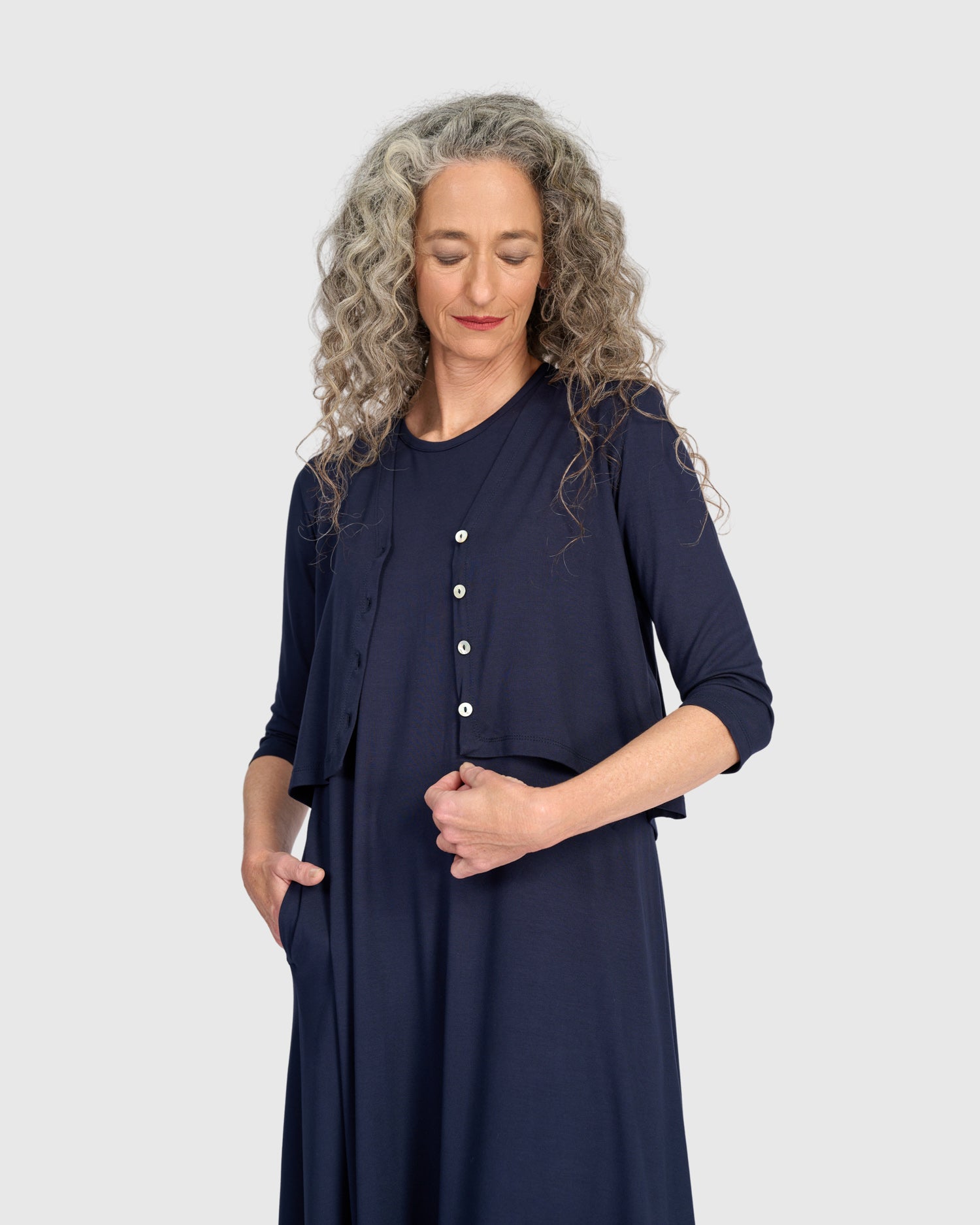 alembika-essential-crop-cardigan-navy-kurz-cardigan image 8