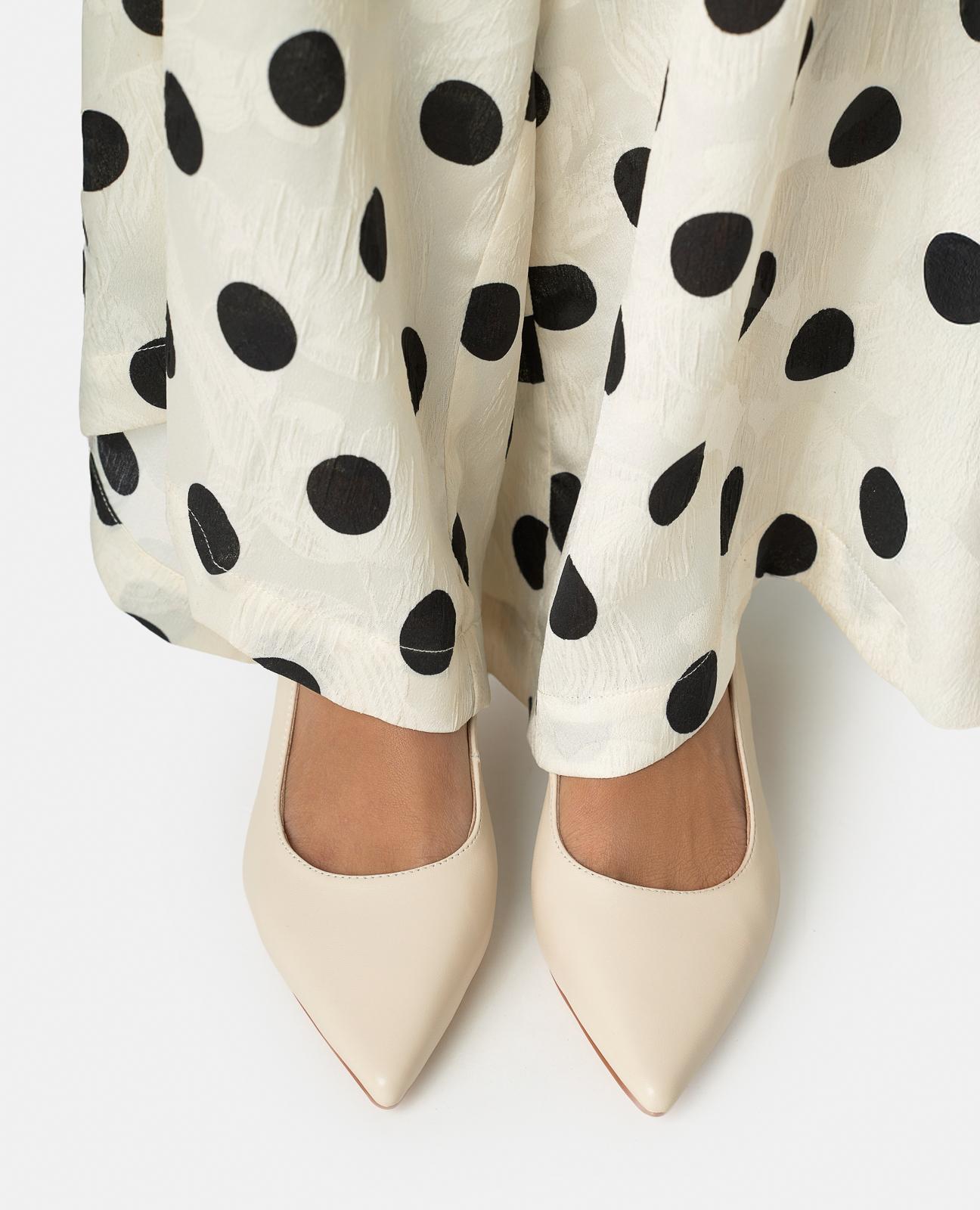 alma-en-pena-flat-heel-mini-heel-slingpumps-wei-6-2-cm image 5