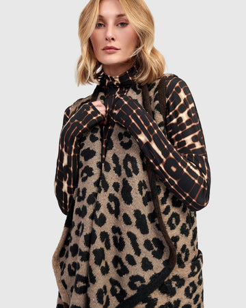alembika-savage-cozy-draped-weste-leopard-strickweste-lang image 2