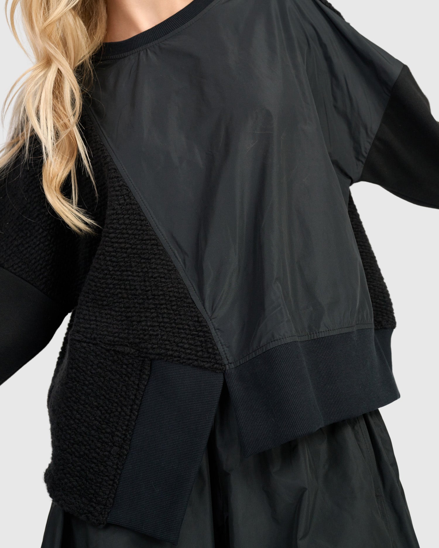 alembika-urban-havn-crewneck-top-schwarz image 2