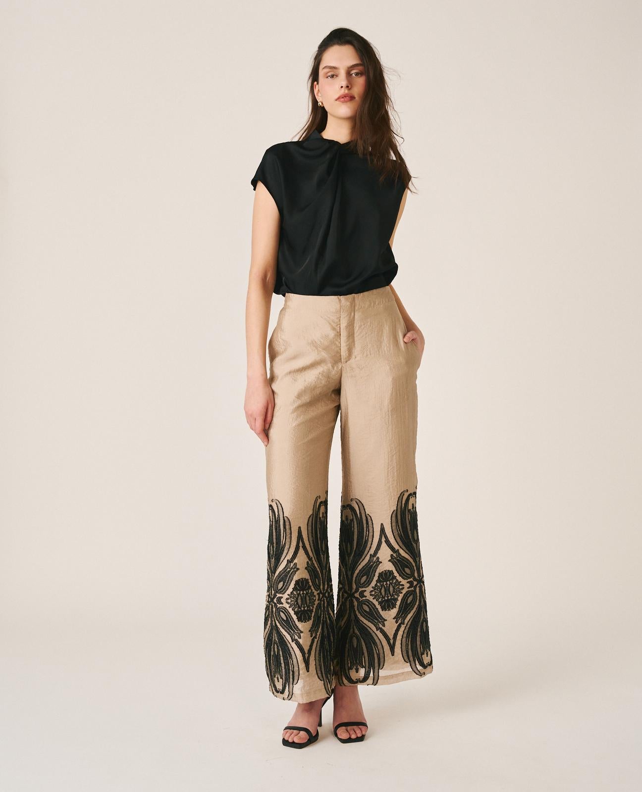 alma-en-pena-satin-bluse-schwarz-rmellos-drapiert image 2