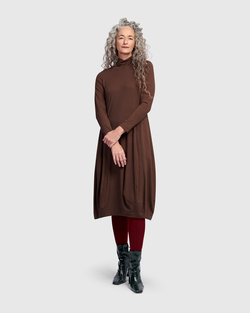 alembika-essential-turtleneck-cocoon-kleid-umber image 1