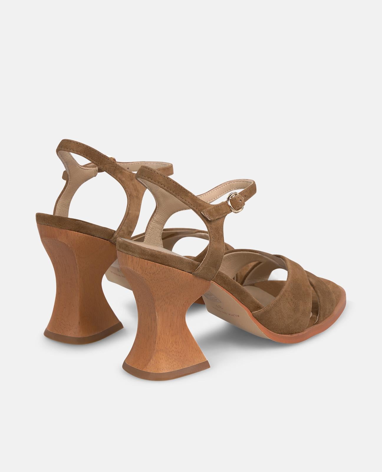 alma-en-pena-wooden-heel-sandale-karamell-10-cm-holzabsatz image 3